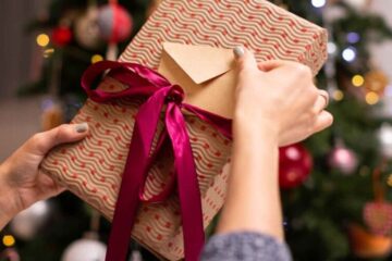 Cómo dar regalos de Navidad sin quebrarse en el intento; siga estas recomendaciones financieras